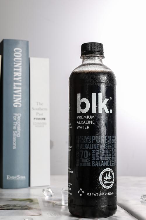 极简暗黑美学 解码Blk黑色矿泉水的Ⅱ类产品摄影创作手记